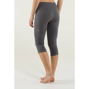 LULULEMON ATHLETICA In The Flow Crop in Heathered Soot Light Size 6